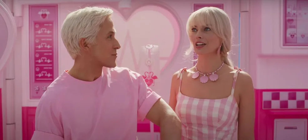 ‘Barbie’: jovens de Brasília alugam carro de luxo cor-de-rosa para assistir ao filme; veja VÍDEO