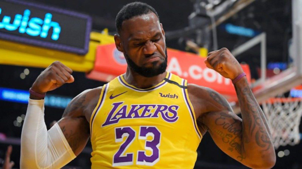 A Forbes estimou que o patrimônio líquido da estrela do Los Angeles Lakers é de US$ 1 bilhão (cerca de R$ 4,8 bi)